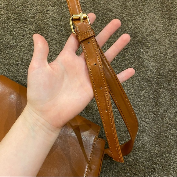 ❗️Brown faux leather floral etched crossbody bag❗️ - Picture 6 of 10